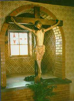 En el altar de la ermita, recibiendo la luz filtrada del bside.